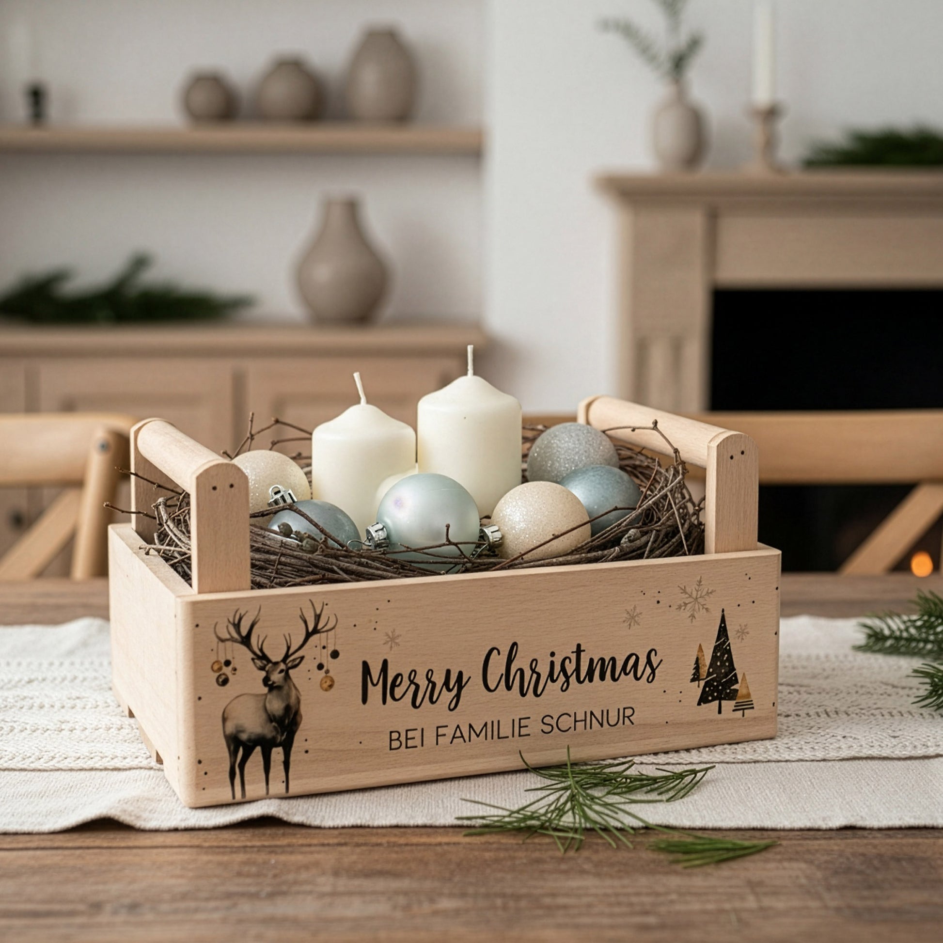 Weihnachtskorb mit Kerzen und Deko auf einem Tisch, personalisiert mit Wunschtext