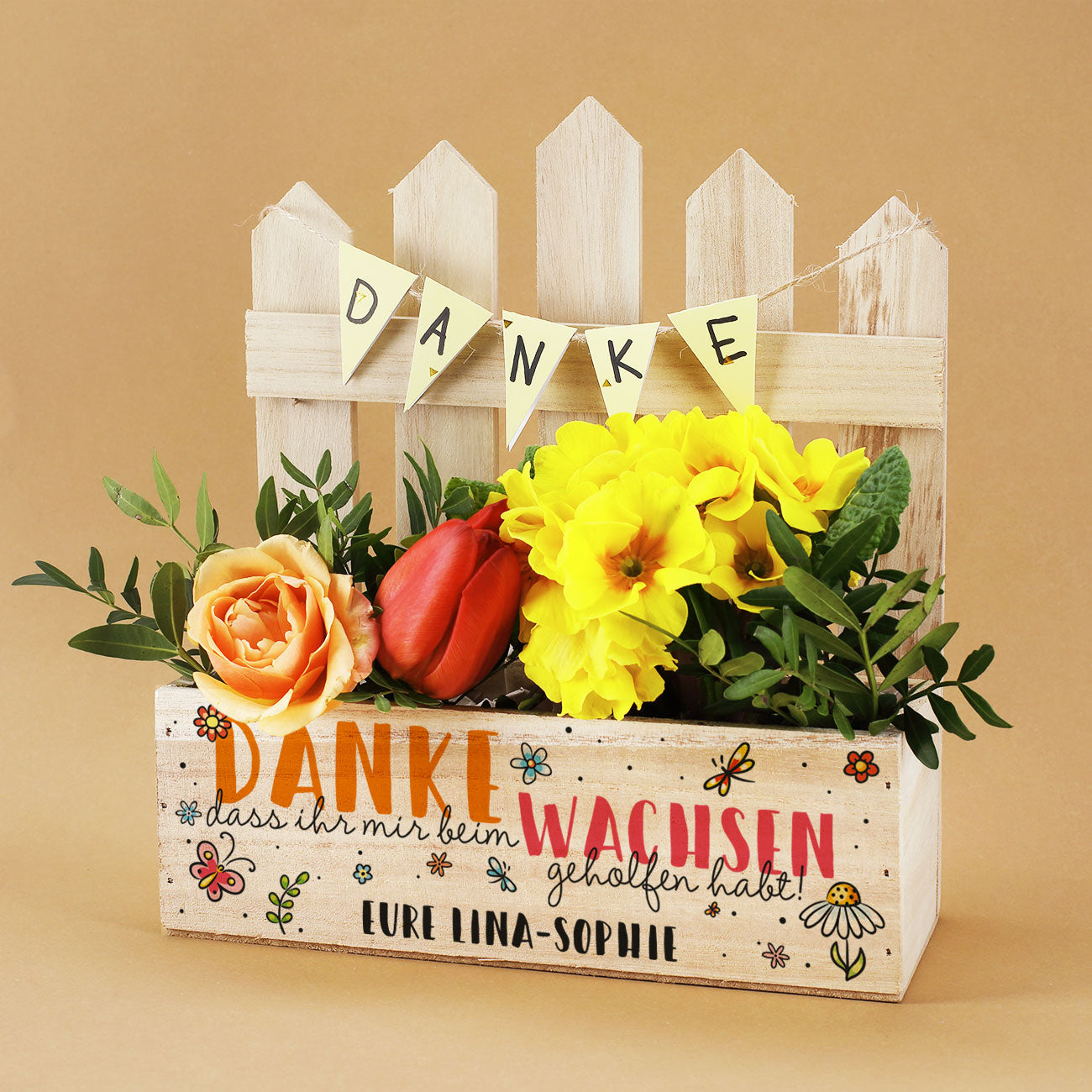 Pflanzkorb mit Blumen und Zaun, bedruckt mit „Danke, dass ihr mir beim Wachsen geholfen habt“ und Wunschtext „Eure Lina-Sophie“