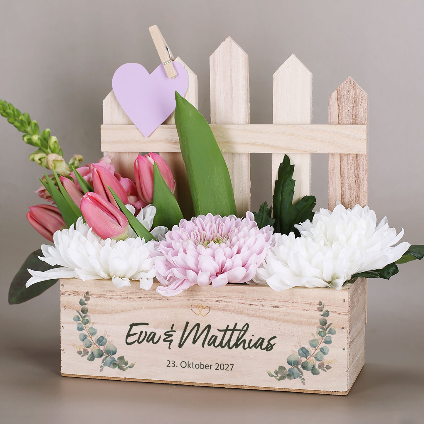 Personalisierter Pflanzkorb mit Griff, Herzanhänger, Blumenfüllung und Namen Eva und Matthias