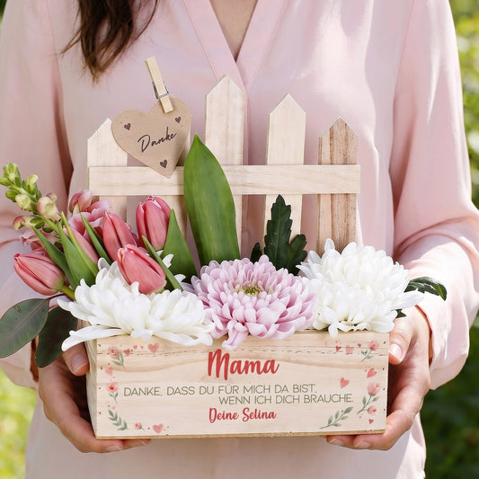 Personalisierter Pflanzkorb aus Holz mit Zaun, Blumen und Aufdruck Mama mit Name und Spruch Muttertag Geschenk