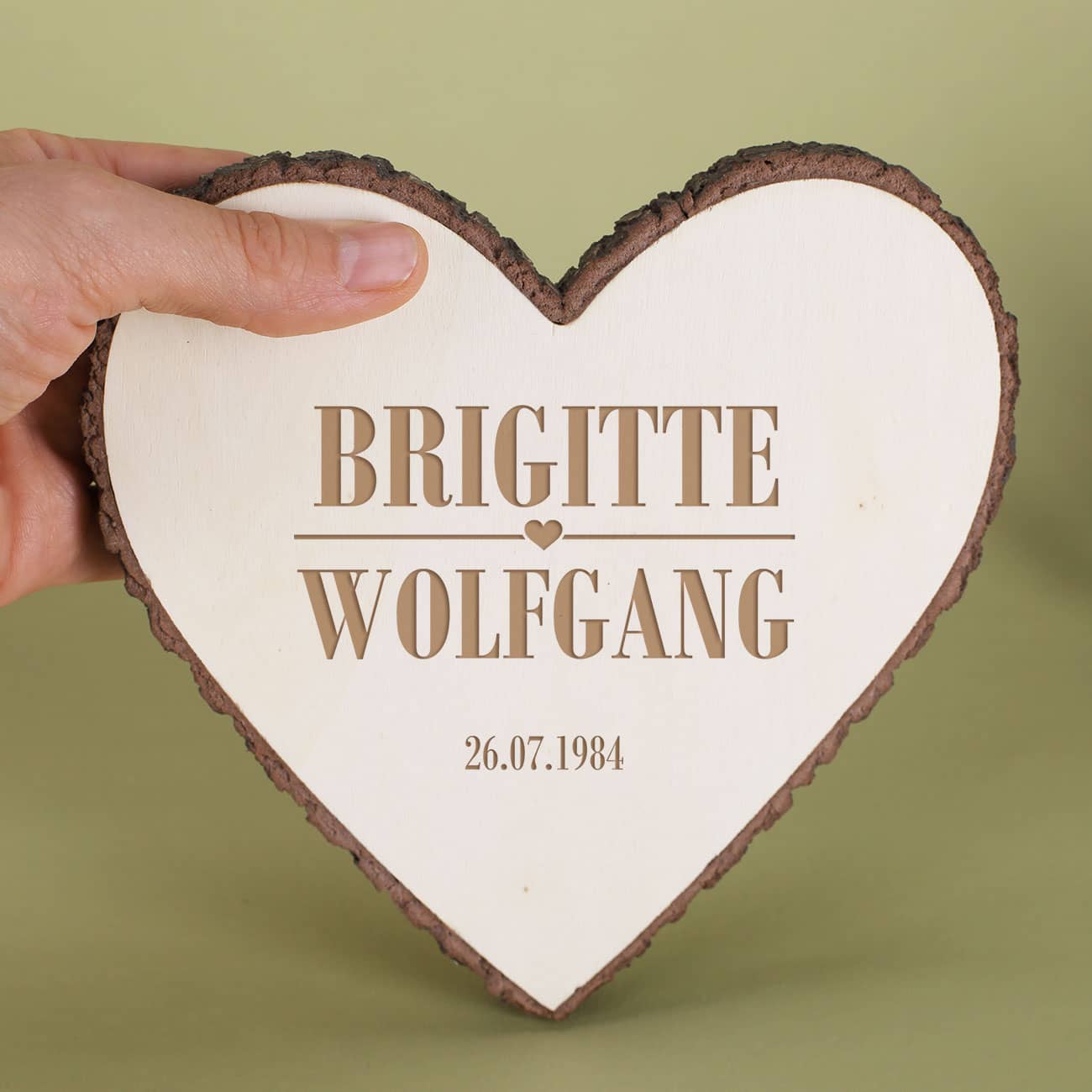 Herzplatte aus Holz mit Namen des Brautpaares und Datum graviert