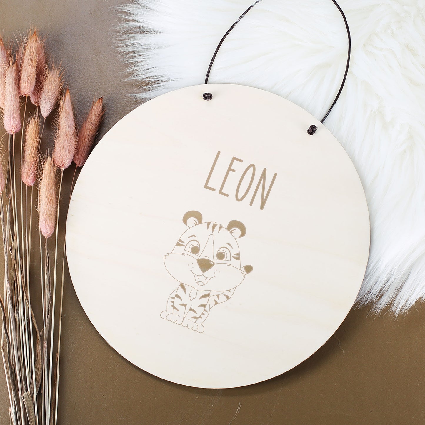 Türschild aus Holz mit Tiger-Motiv und Wunschname fürs Kinderzimmer