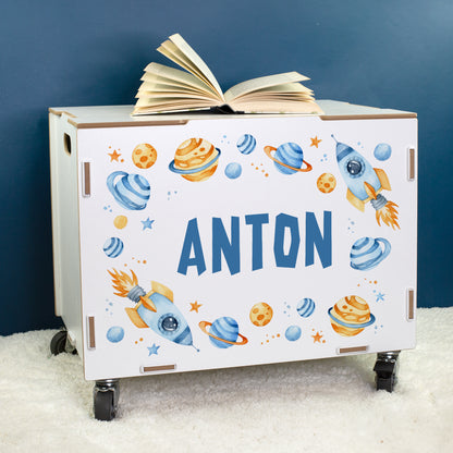 Personalisierte Rollbox aus Holz von clipfritz - Spielzeugkiste mit Weltraum Motiv & Name für Jungen