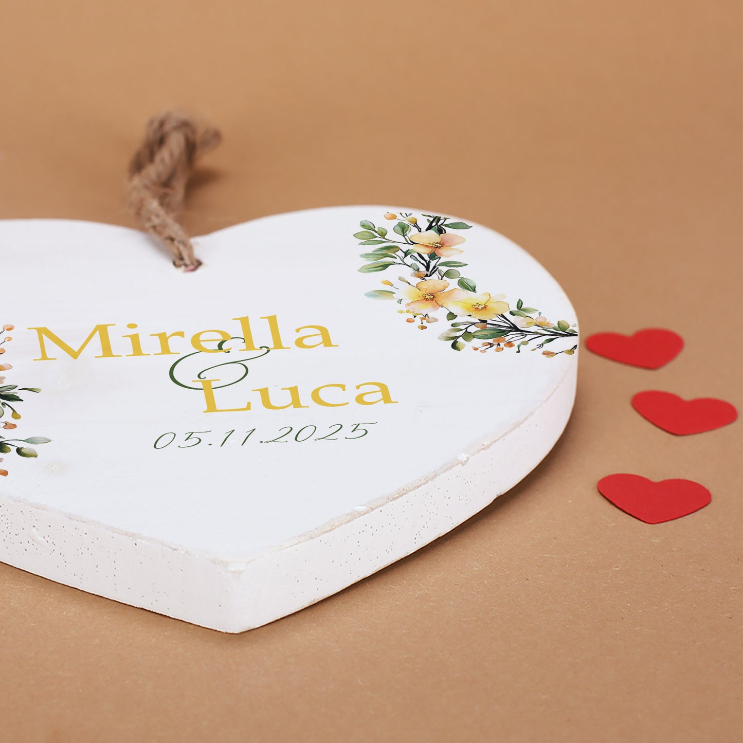 Holzherz mit Wunschnamen und Datum – Romantisches Geschenk mit Blumen-Motiv