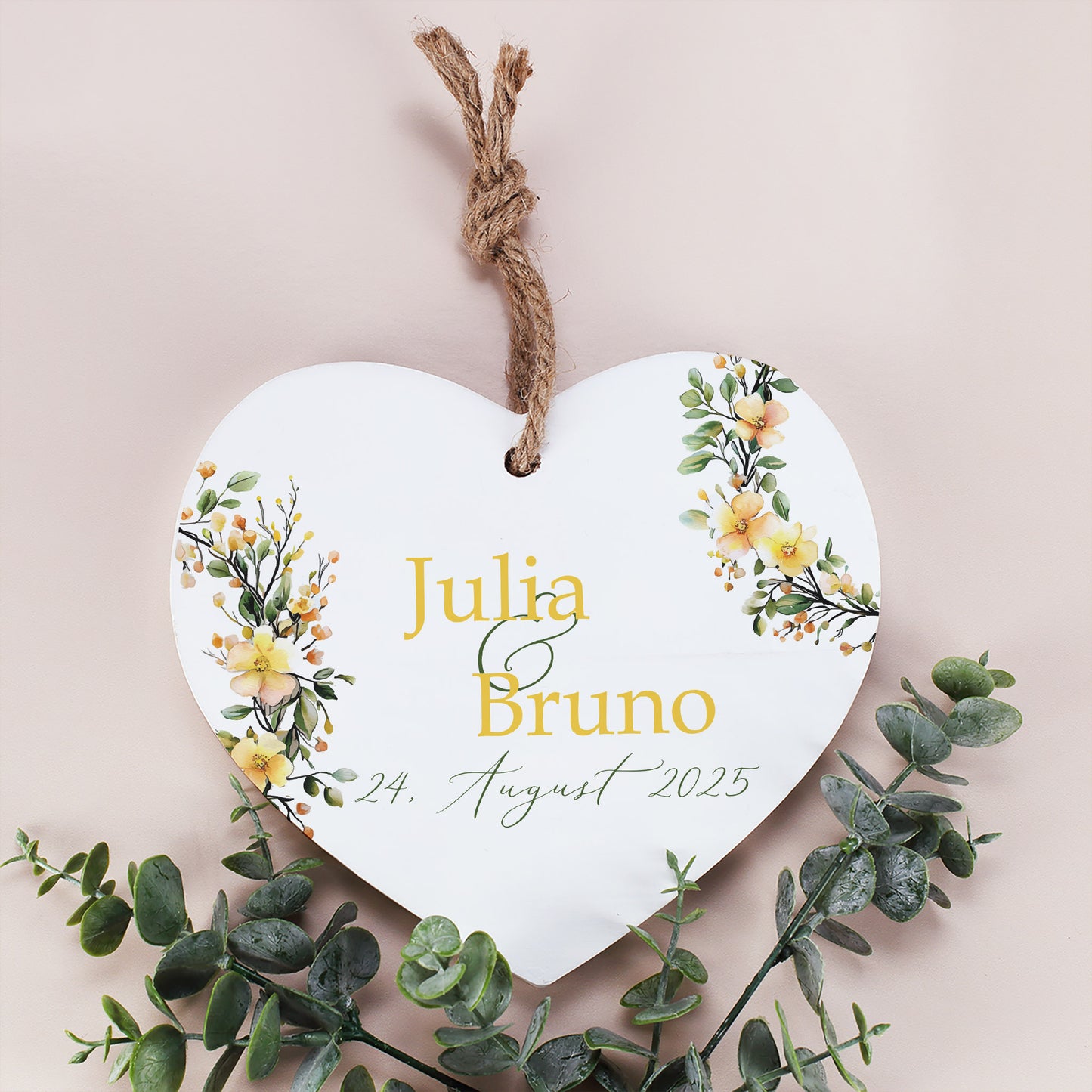Holzherz mit Wunschnamen und Datum – Romantisches Geschenk mit Blumen-Motiv
