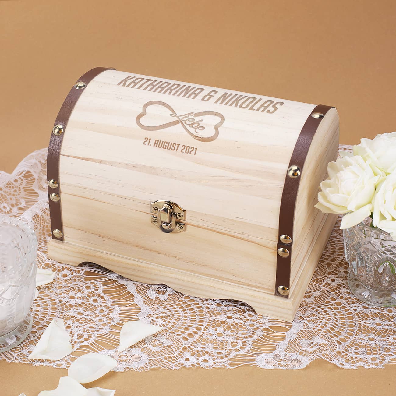 Gravierte Schatzkiste zur Hochzeit mit Unendlichkeitszeichen