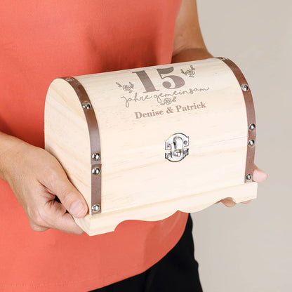 Personalisierte Schatztruhe aus Holz zum Hochzeitstag