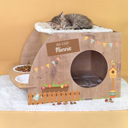 Katzenhaus in Eiche-Optik mit Gartenmotiv, personalisiertem Schild Hier schläft Minnie, runder Öffnung, Kissen und zwei Näpfen