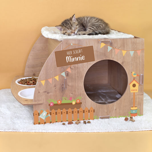 Katzenhaus in Eiche-Optik mit Gartenmotiv, personalisiertem Schild Hier schläft Minnie, runder Öffnung, Kissen und zwei Näpfen