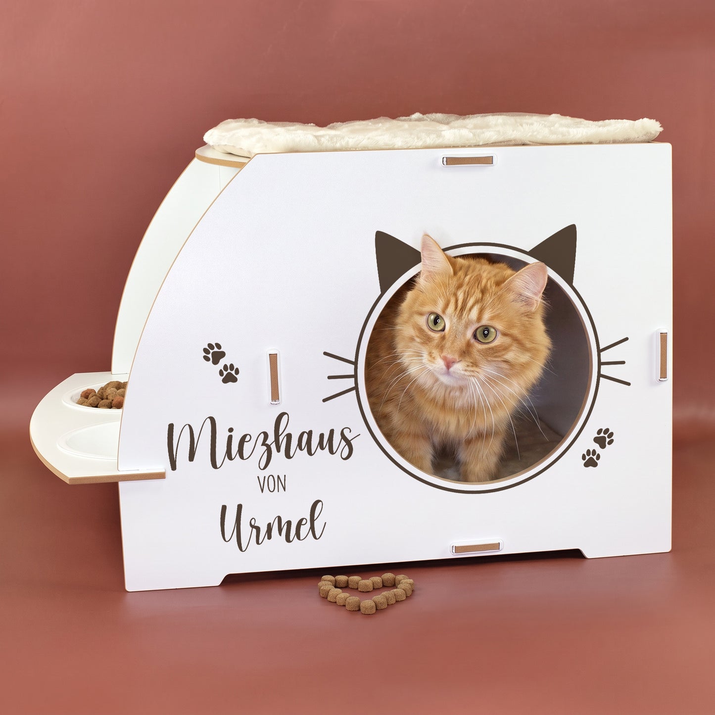 Weißes Katzenhaus mit Katzenmotiv, personalisiertem Aufdruck Miezhaus von Urmel, runder Öffnung und zwei Näpfen
