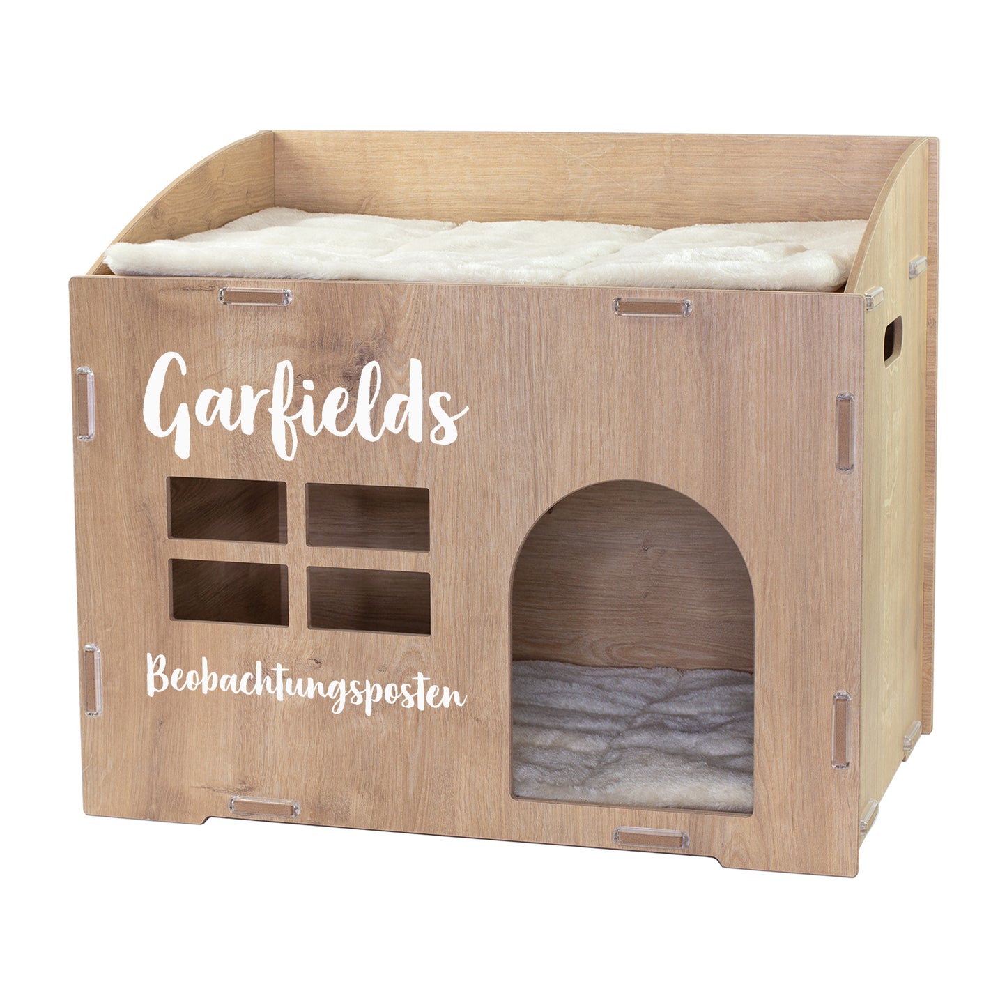 Freigestelltes Katzenhaus in Eiche-Optik mit Name Garfields, Wunschtext Beobachtungsposten und zwei Kuschelkissen