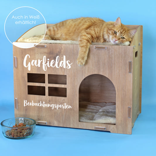 Katzenhaus in Eiche-Optik mit roter Katze, personalisiertem Aufdruck Garfields Beobachtungsposten und Hinweis auf weiße Farbvariante