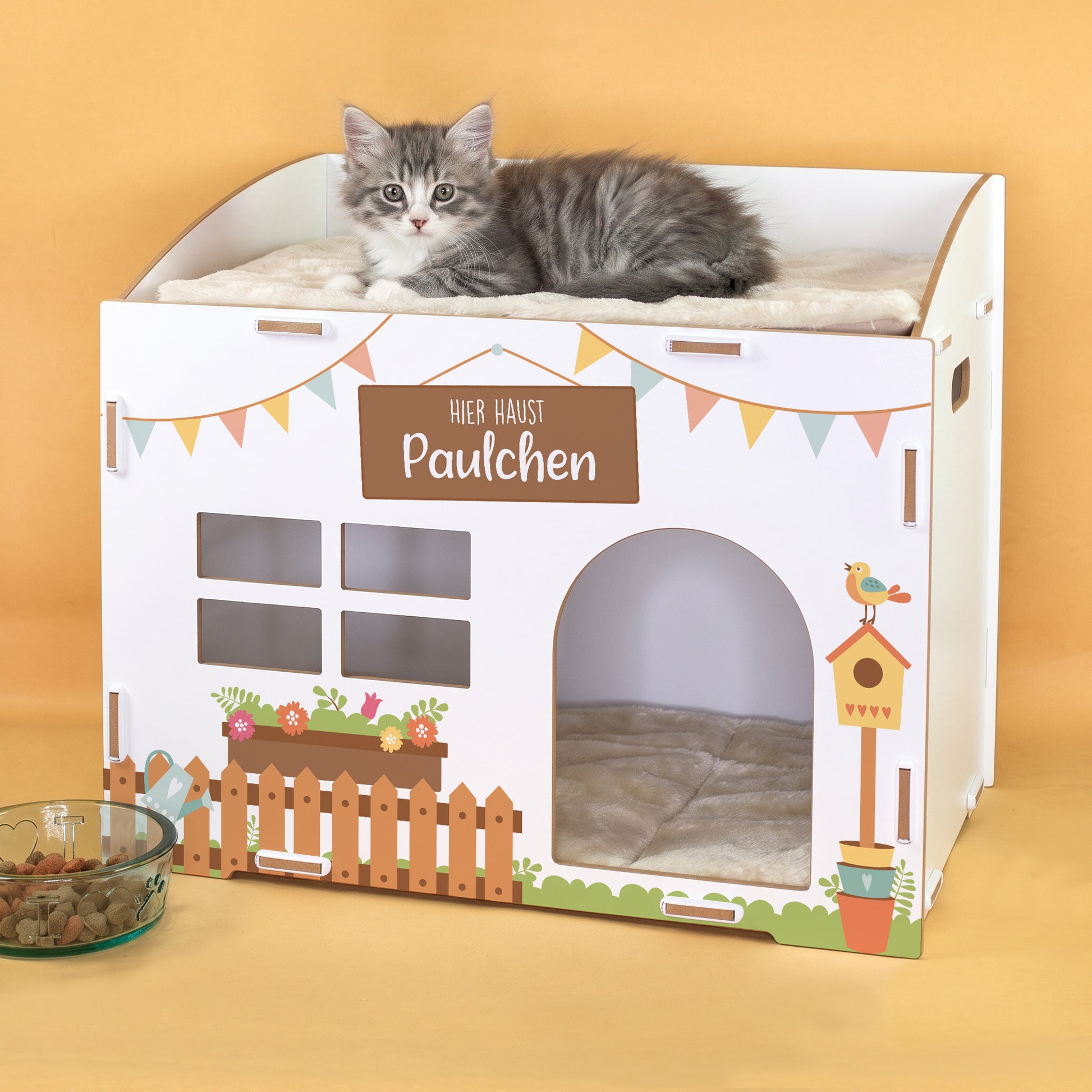 Personalisiertes Katzenhaus in Weiß mit Gartenmotiv, Name Paulchen und Katze auf der oberen Liegefläche