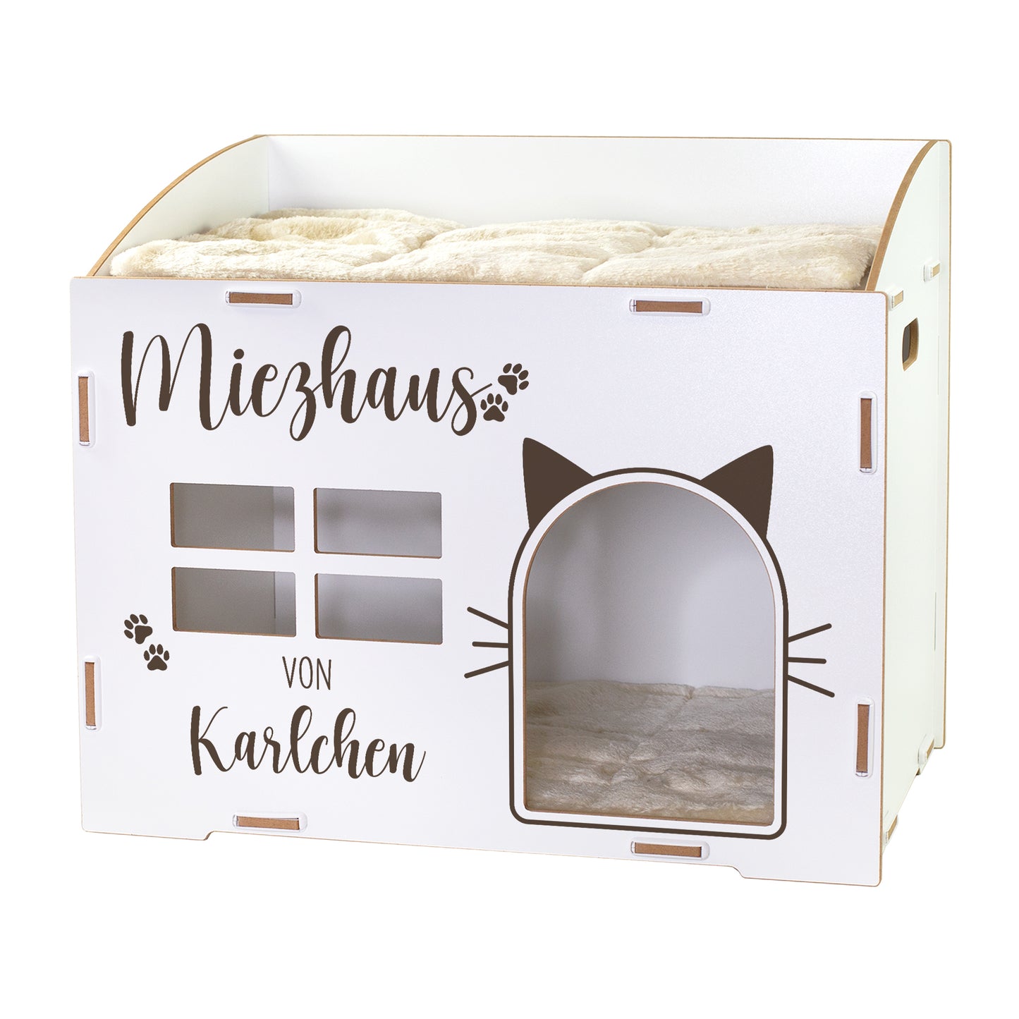 Weißes personalisiertes Katzenhaus mit Name Karlchen, Katzenöffnung und zwei Kuschelkissen