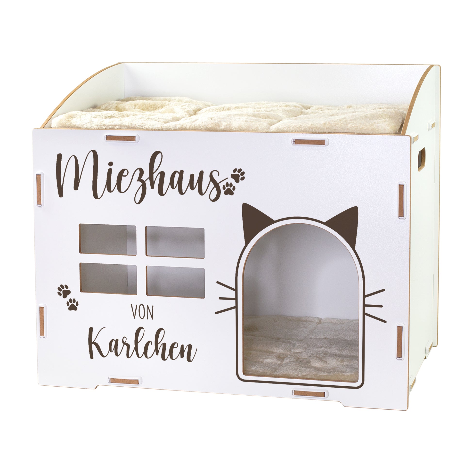 Weißes personalisiertes Katzenhaus mit Name Karlchen, Katzenöffnung und zwei Kuschelkissen