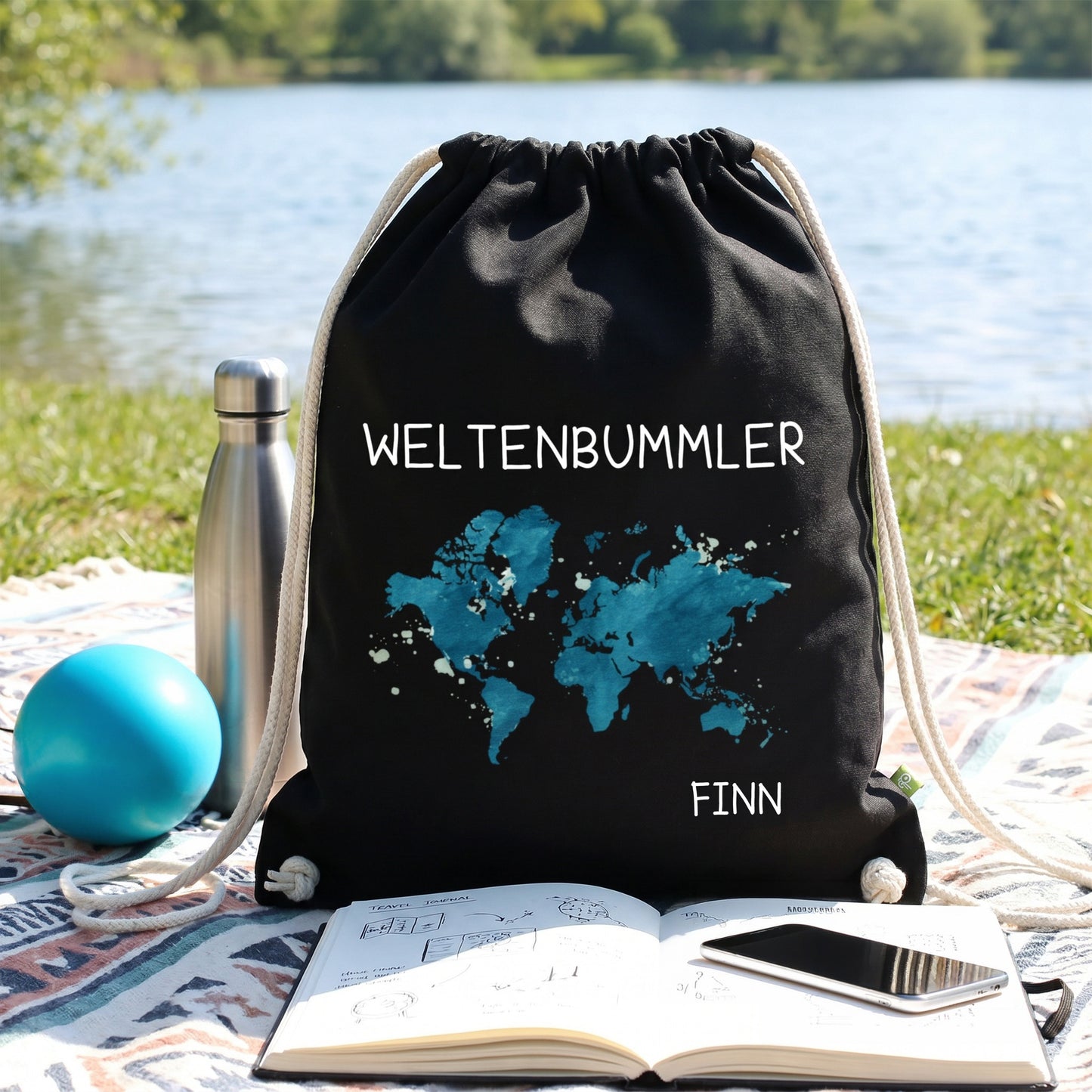 praktischer Weltenbummler Rucksack schwarz mit Weltkarte und Name