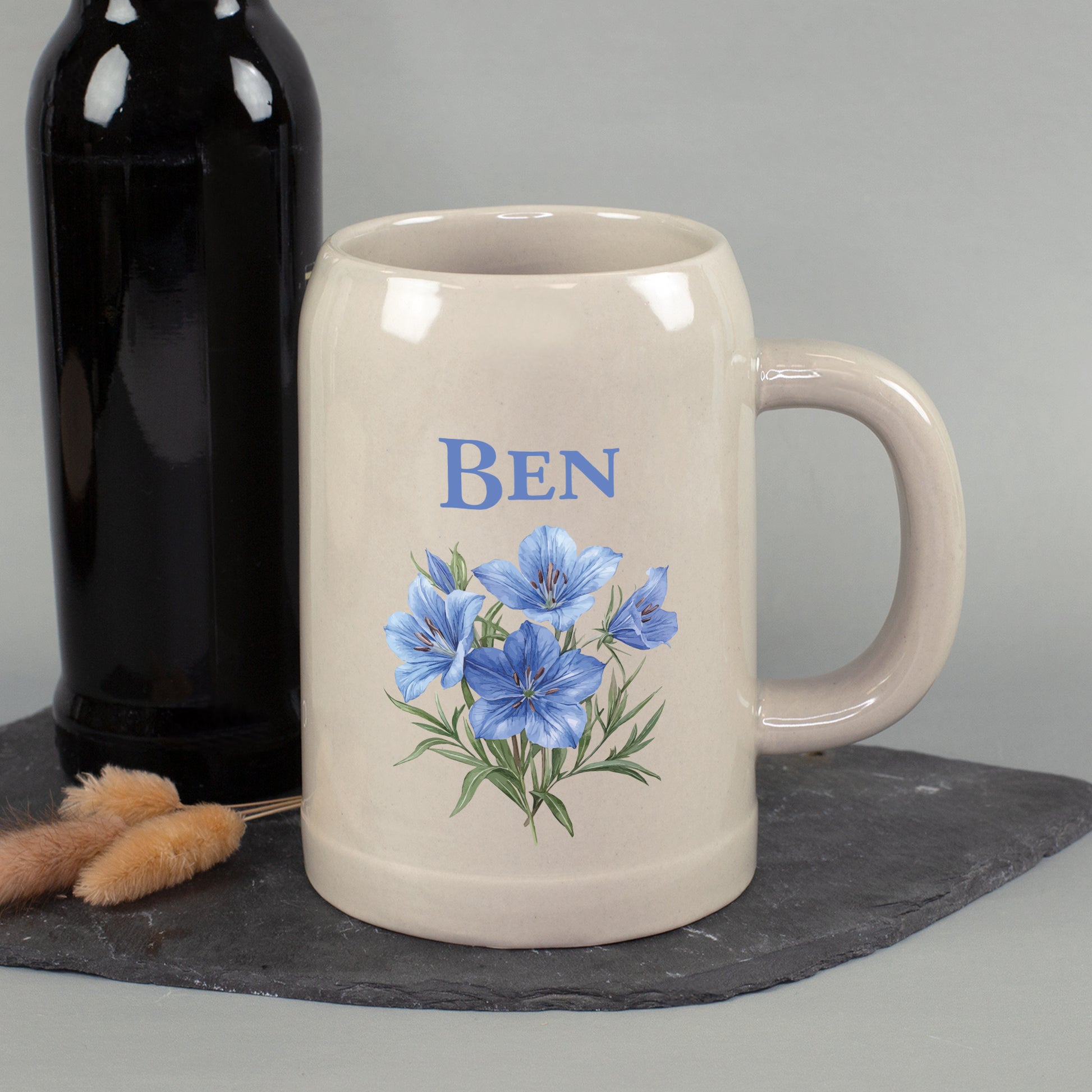 Keramik Bierkrug mit Wunschname Ben neben Bierflasche auf Schieferplatte