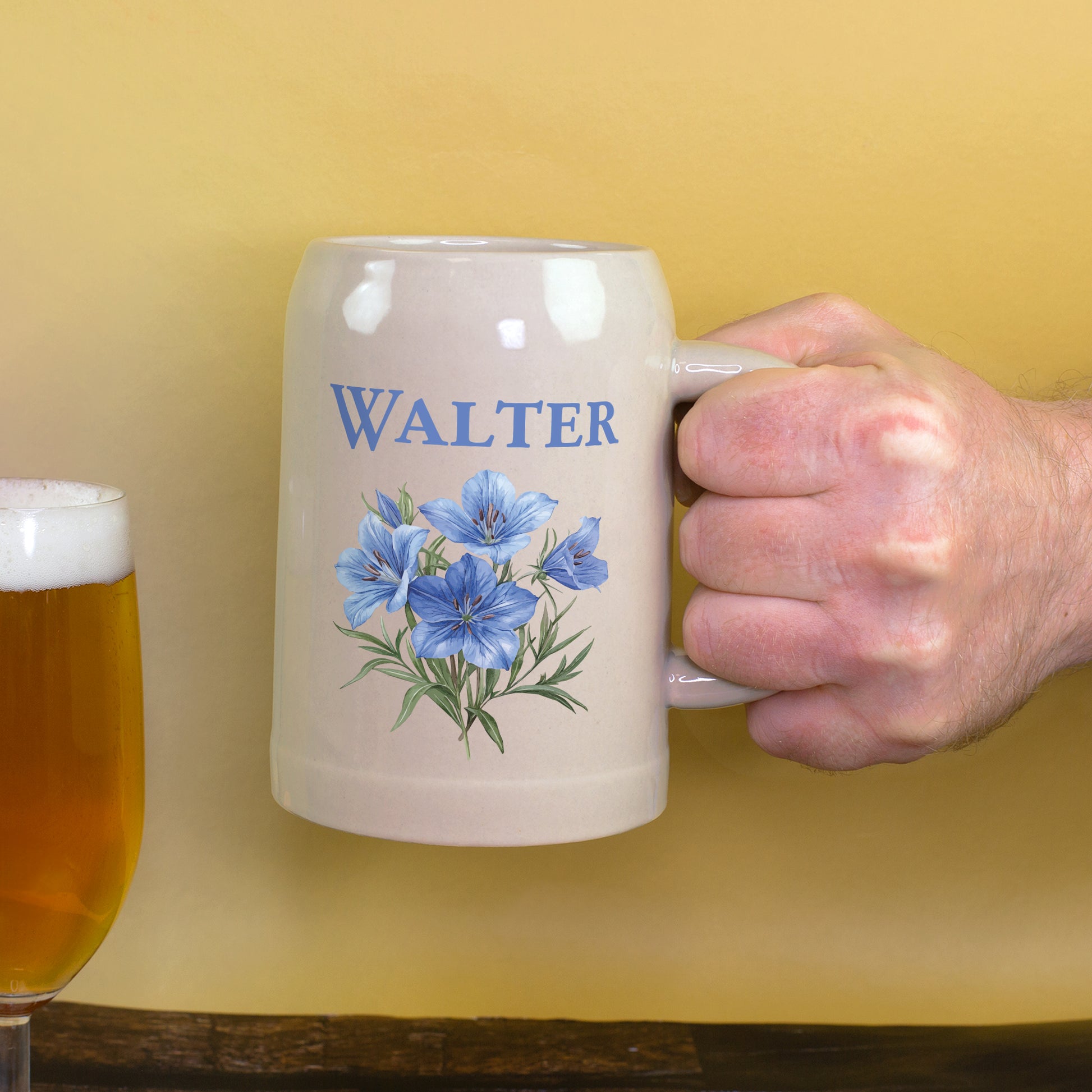 Personalisierter Bierkrug mit Namen Walter wird in der Hand gehalten neben Bierglas