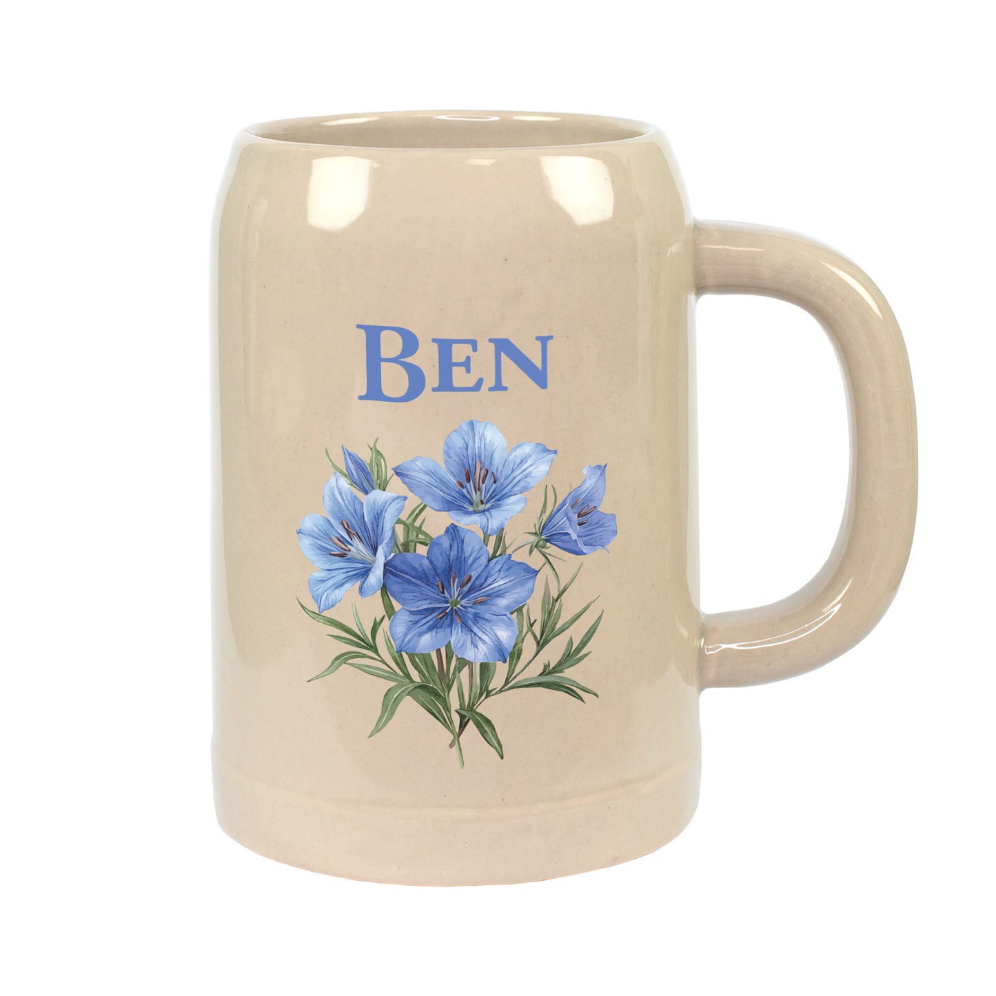 Freigestellter Bierkrug aus Keramik mit Wunschname Ben und blauem Blumenmotiv