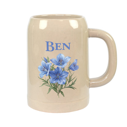 Freigestellter Bierkrug aus Keramik mit Wunschname Ben und blauem Blumenmotiv