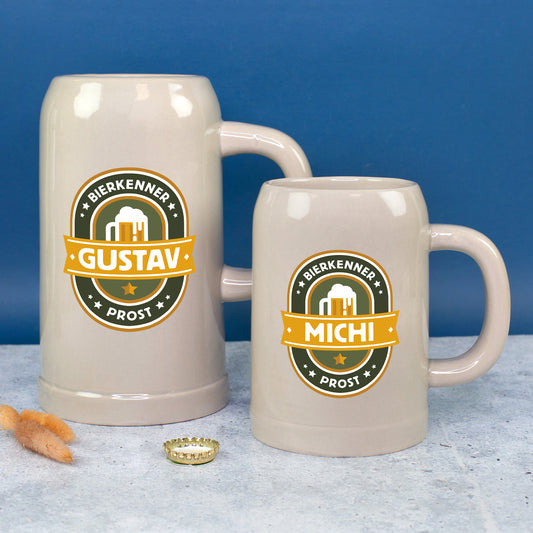 Großer und kleiner Bierkrug aus Steingut mit personalisiertem Namen im Größenvergleich