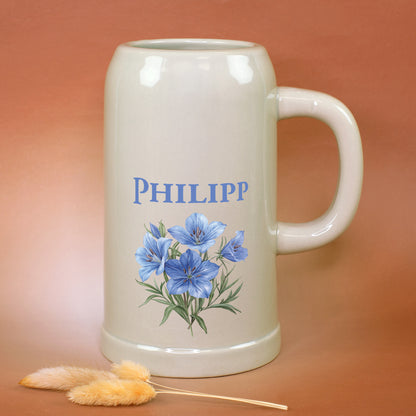 Großer Bierkrug mit Namen Philipp vor warmem Hintergrund dekoriert