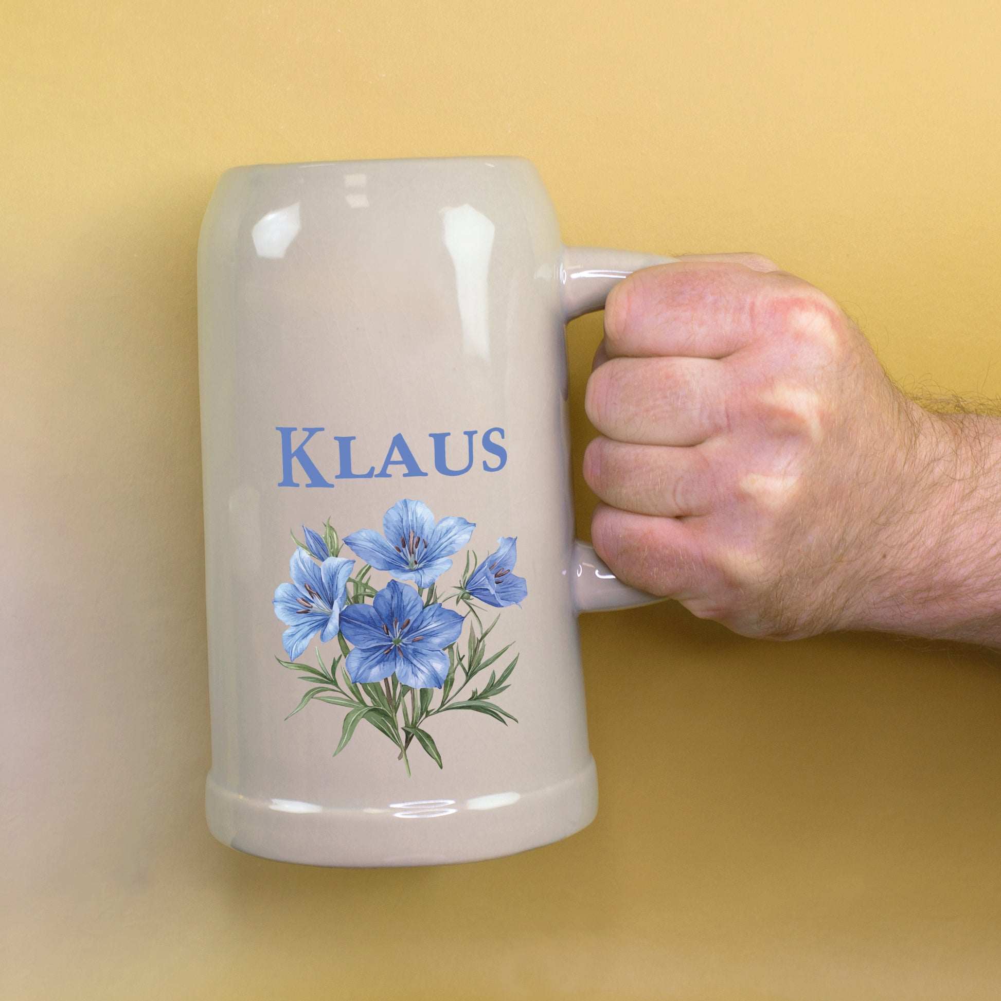 Personalisierter Bierkrug mit Namen Klaus wird seitlich in der Hand gehalten