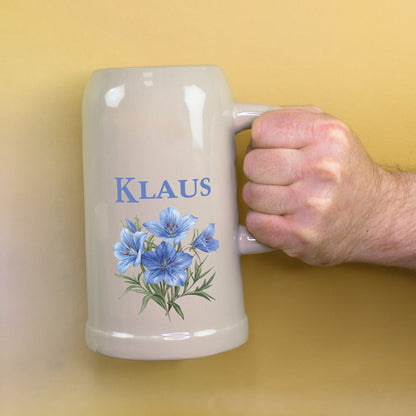 Personalisierter Bierkrug mit Namen Klaus wird seitlich in der Hand gehalten