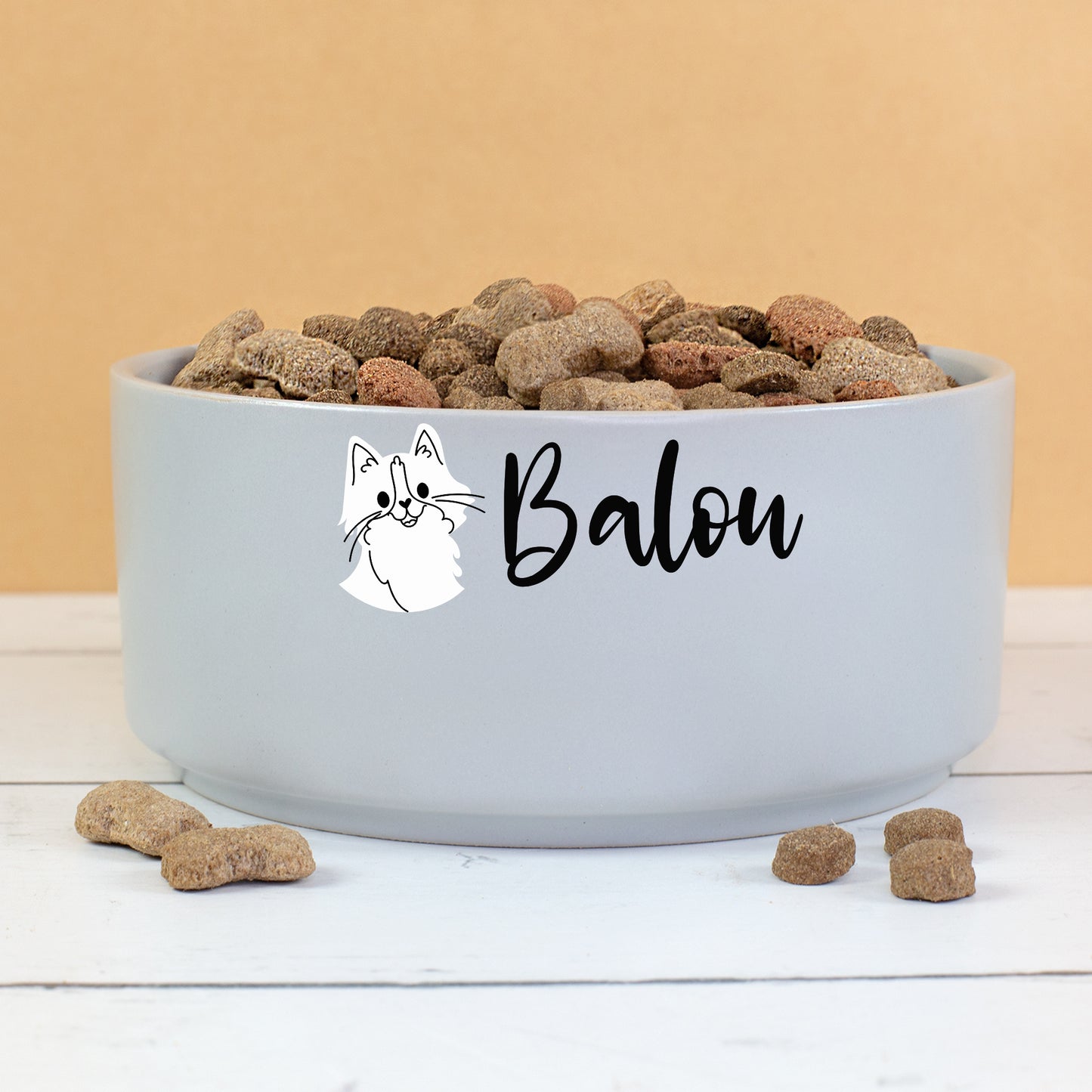 Grauer Futternapf für Katzen mit Katzenmotiv und Name Balou, gefüllt mit Trockenfutter ohne Metallgestell