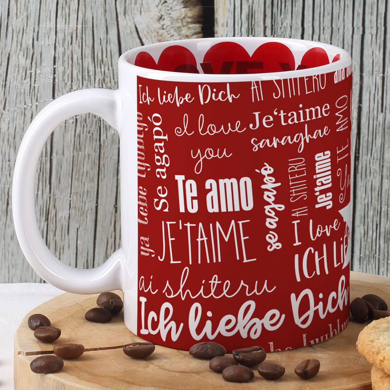Romantische Tasse mit Aufdruck in unterschiedlichen Schriftarten und Sprachen