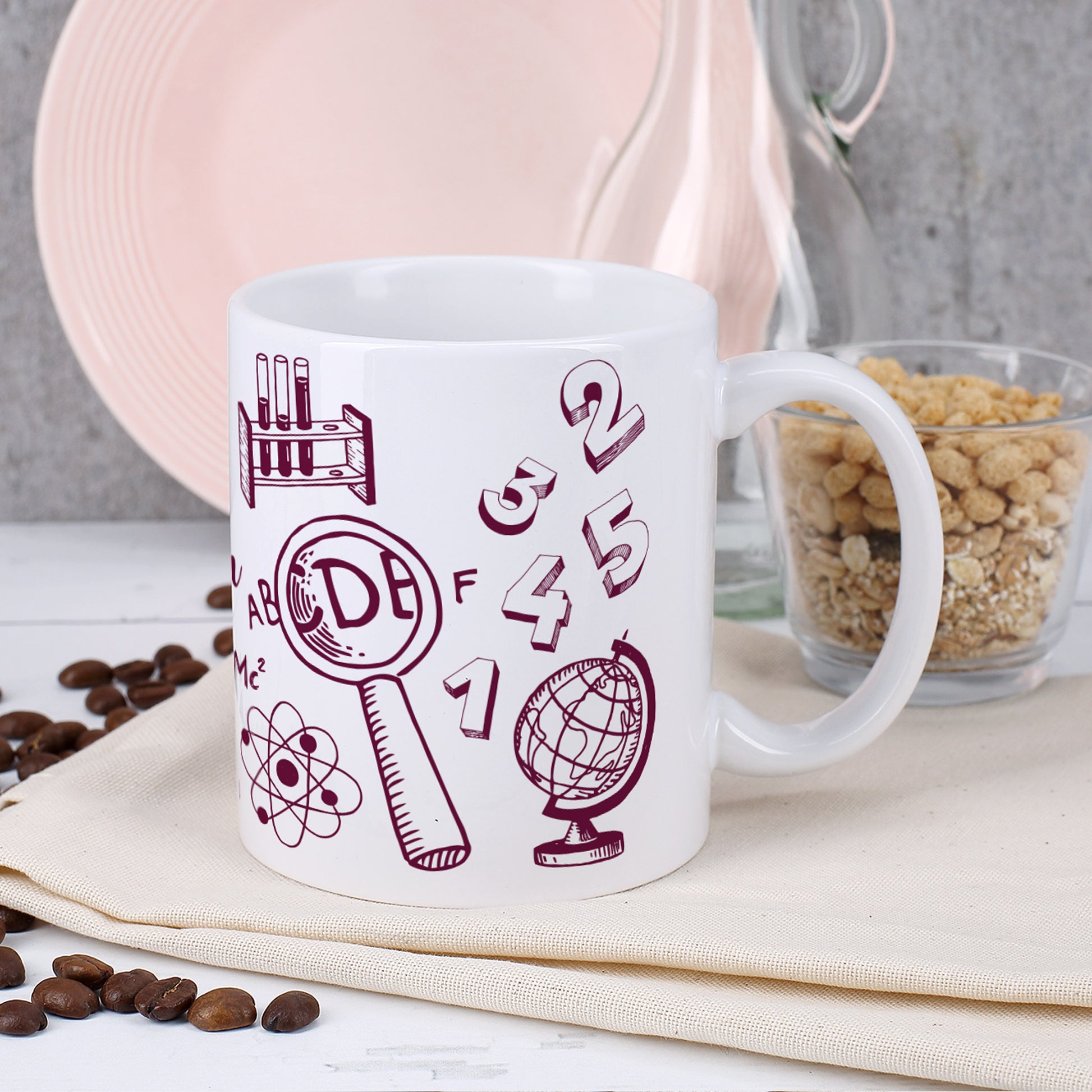 Persönliche Kaffeetasse für die Lehrerin mit Schulutensilien