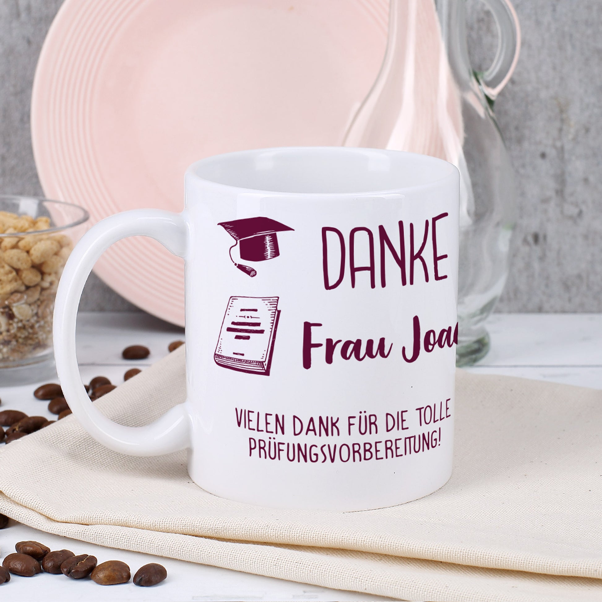Persönliche Kaffeetasse für die Lehrerin mit Name und Wunschtext "Vielen Dank für die tolle Prüfungsvorbereitung!"
