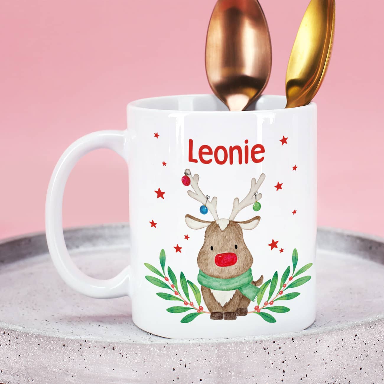 Persönliche Tasse mit niedlichen Rentier als Geschenk in der Adventszeit