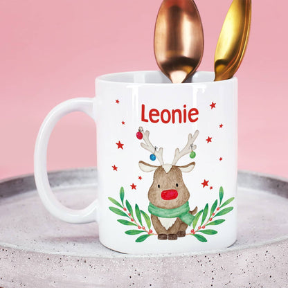 Persönliche Tasse mit niedlichen Rentier als Geschenk in der Adventszeit