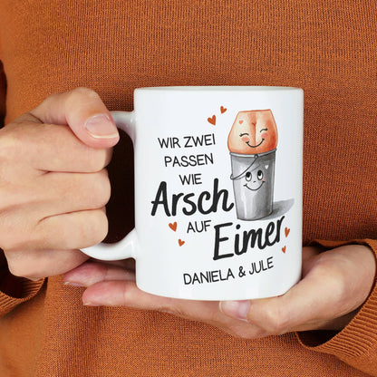 Wir zwei passen wie Arsch auf Eimer - Tasse mit Ihren Wunschnamen