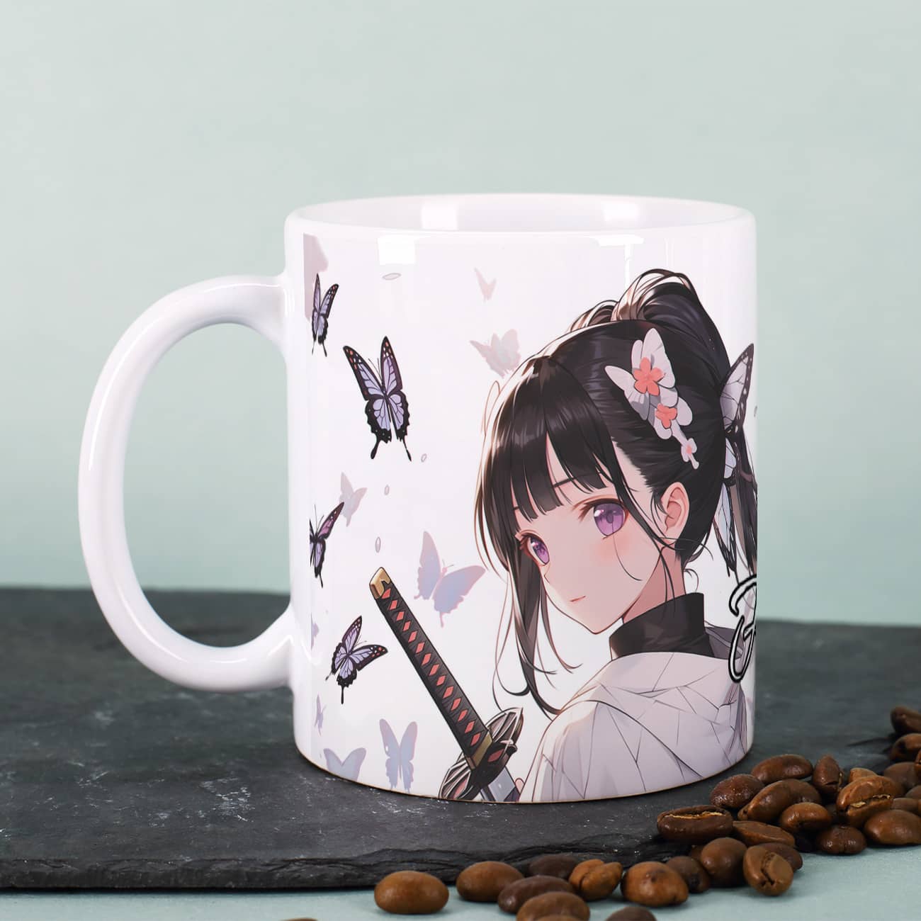 Hübsche Keramiktasse für Anime-Fans mit Schwertkriegerin und Schmetterlingen