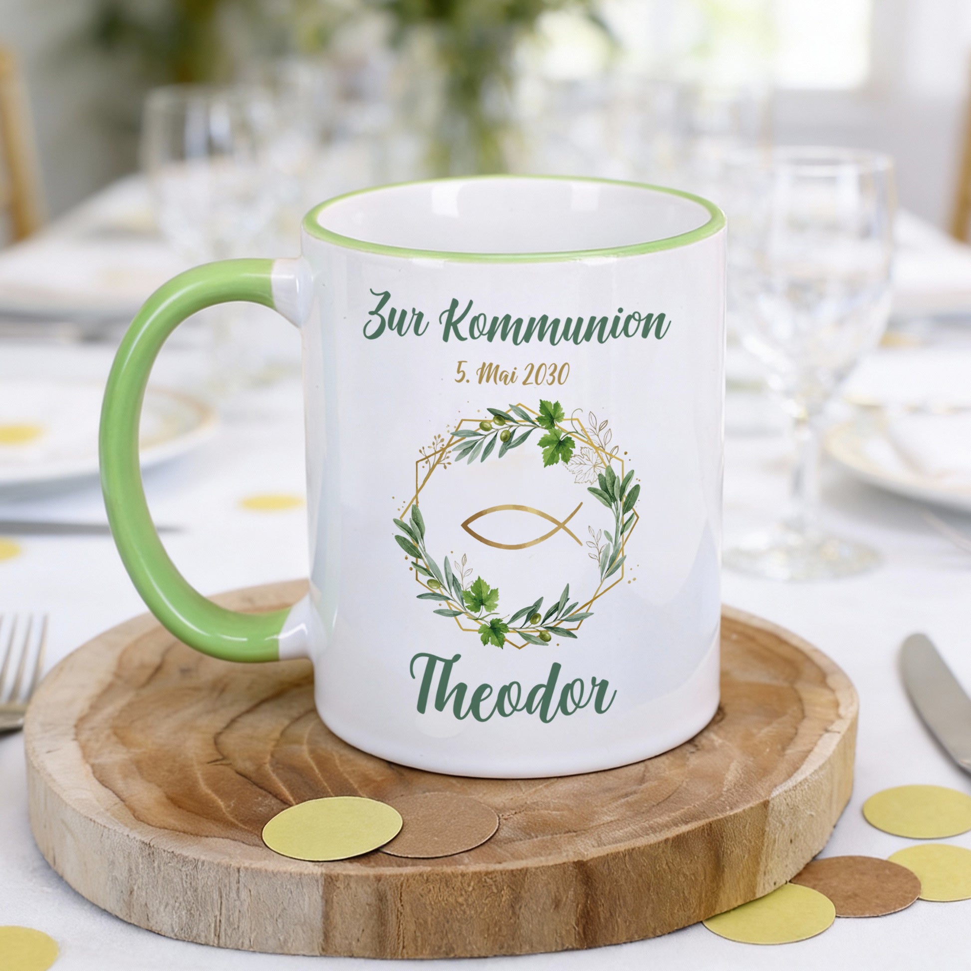 Personalisierte Tasse zur Kommunion mit Ichthys-Fisch und Eukalyptuskranz, bedruckt mit Anlass, Datum und Name „Theodor“, grüner Henkel