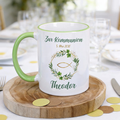 Personalisierte Tasse zur Kommunion mit Ichthys-Fisch und Eukalyptuskranz, bedruckt mit Anlass, Datum und Name „Theodor“, grüner Henkel