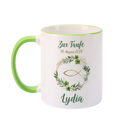 Personalisierte Tasse zur Taufe mit Ichthys-Fisch und Eukalyptus, grüner Rand und Henkel, bedruckt mit Anlass, Datum und Name „Lydia“