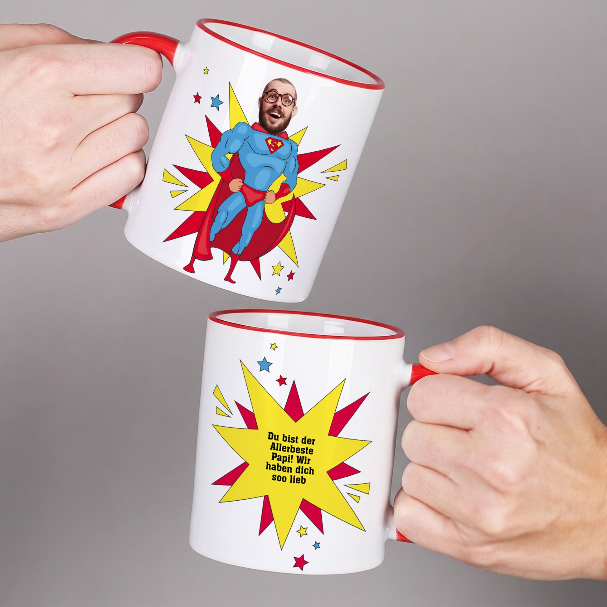 Zwei Ansichten der personalisierten Papa Tasse mit Superhelden-Motiv, Foto und Wunschtext in den Händen