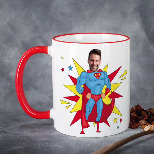 Vorderseite der personalisierten Tasse für Papa mit Foto im Superhelden-Motiv auf grauem Hintergrund