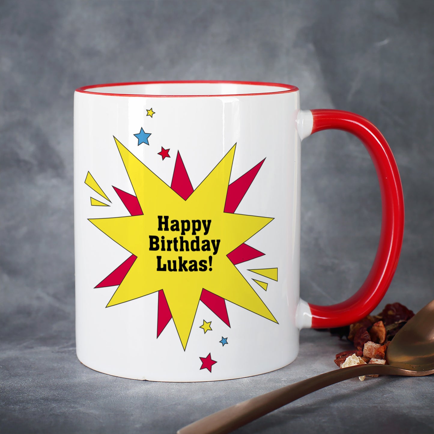Rückseite der personalisierten Papa Tasse mit Wunschtext im Comic-Design auf grauem Hintergrund