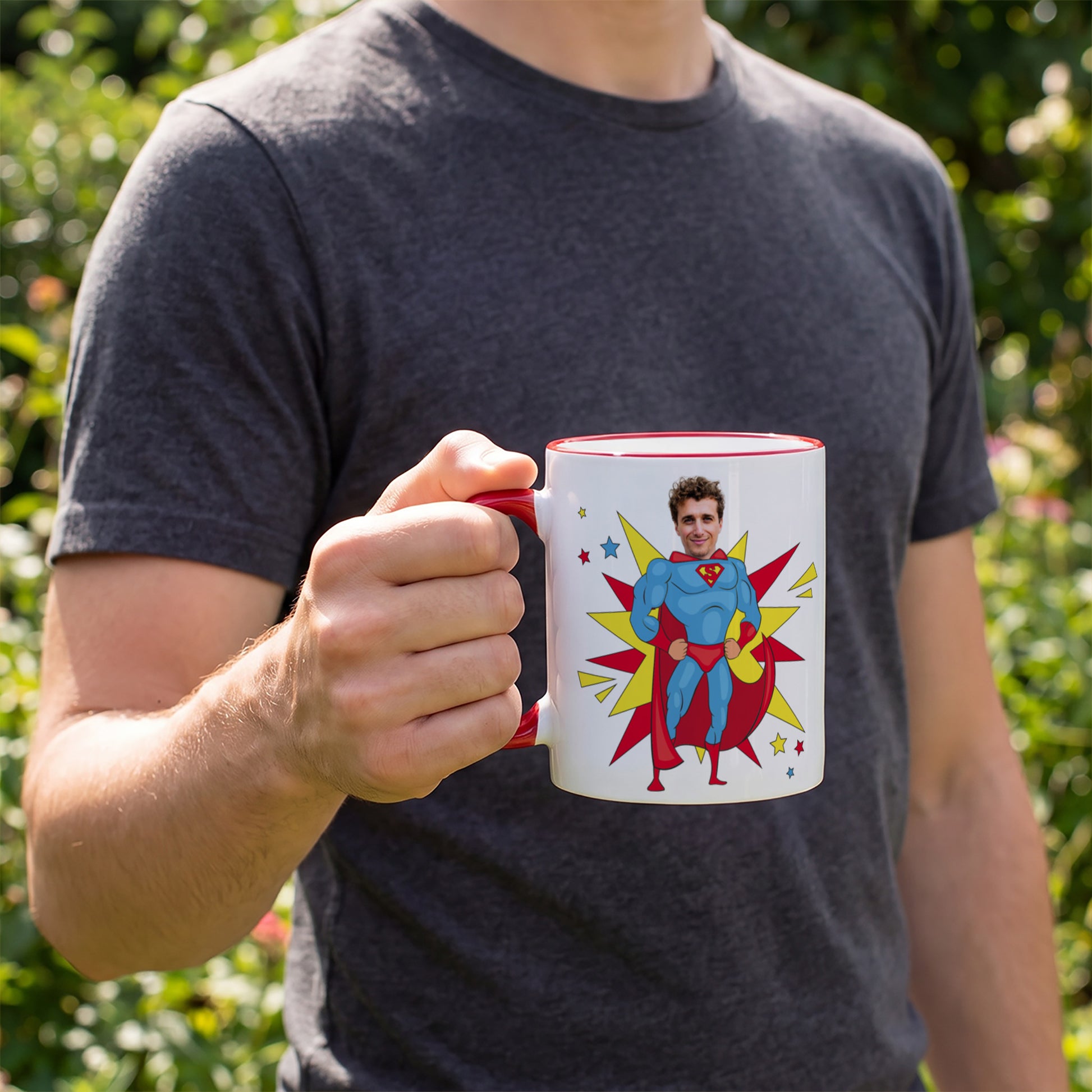 Person hält personalisierte Superhelden-Tasse für Papa mit Foto in der Hand im Freien