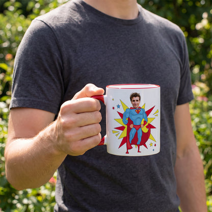 Person hält personalisierte Superhelden-Tasse für Papa mit Foto in der Hand im Freien