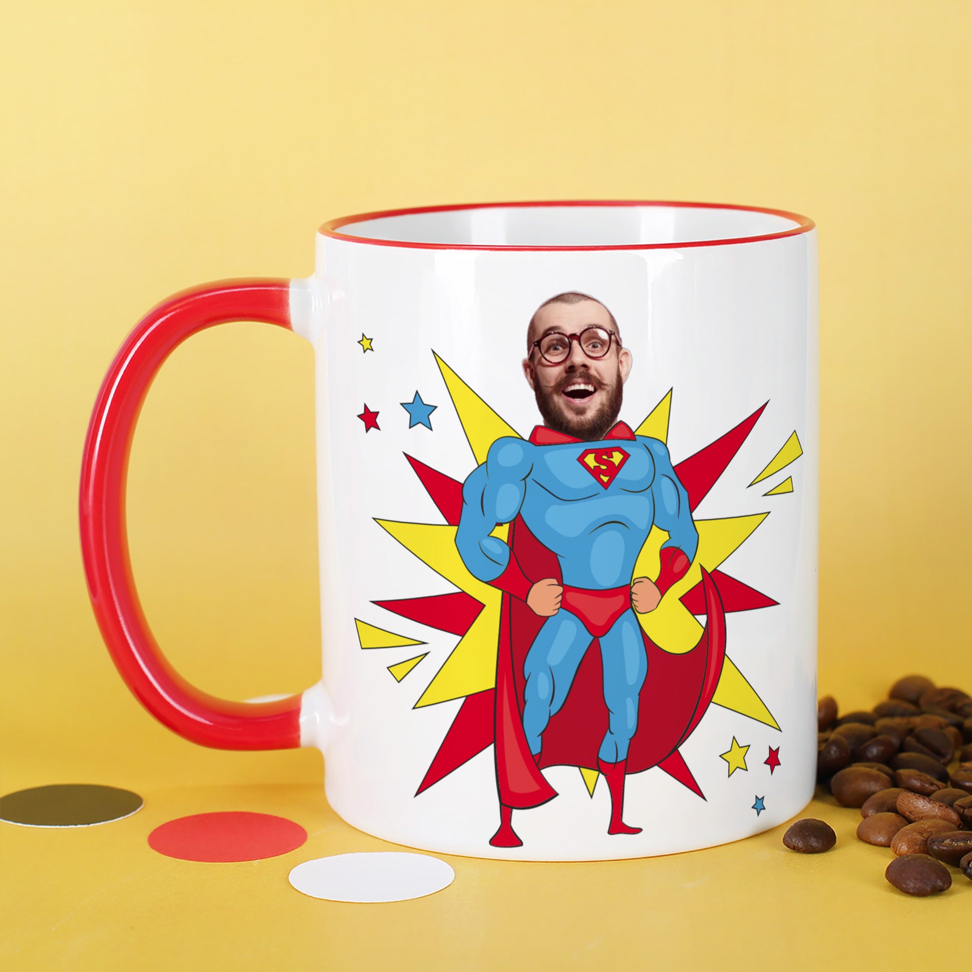 Vorderseite der personalisierten Papa Tasse mit Superhelden-Motiv und Foto auf gelbem Hintergrund