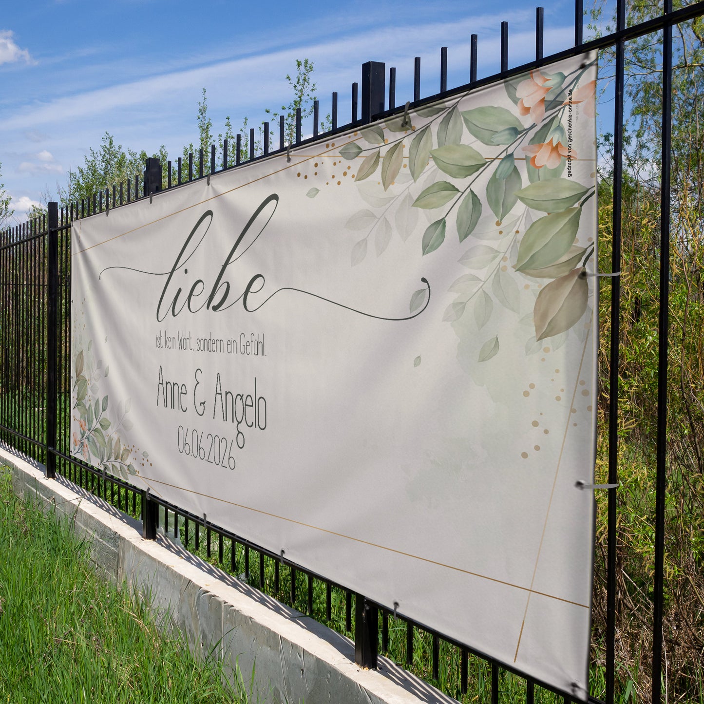 XXXL Bauzaunbanner zur Hochzeit personalisiert mit Namen und Datum am schwarzen Gartenzaun