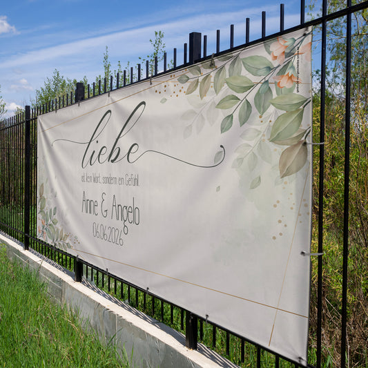 XXXL Bauzaunbanner zur Hochzeit personalisiert mit Namen und Datum am schwarzen Gartenzaun