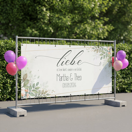 Personalisiertes Hochzeitsbanner mit Liebe Spruch, Namen und Datum am Bauzaun mit Ballons