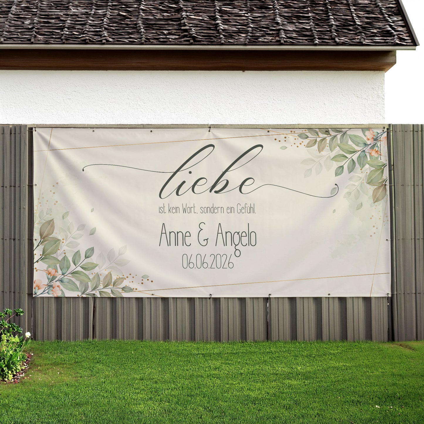 XXXL Hochzeitsbanner personalisiert mit Namen und Datum am Gartenzaun vor Haus