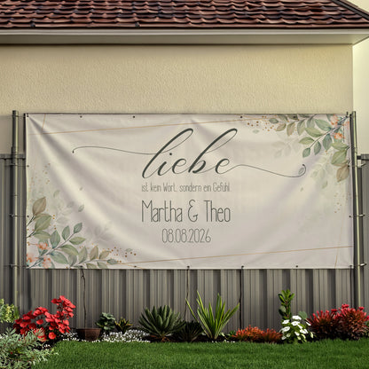 Personalisiertes Banner Hochzeit Liebe mit Namen und Datum am Zaun im Garten